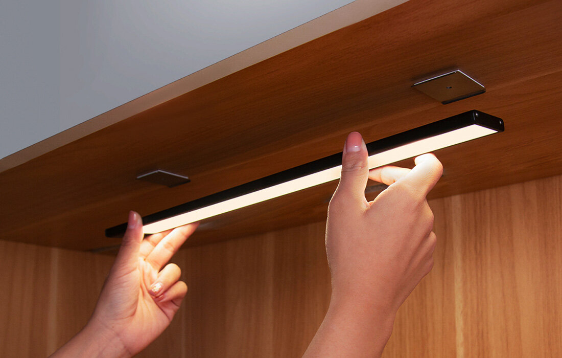 Czarna elektryczna szczoteczka do zębów z białym przyciskiem. Tekst mówi o wymianie główki.