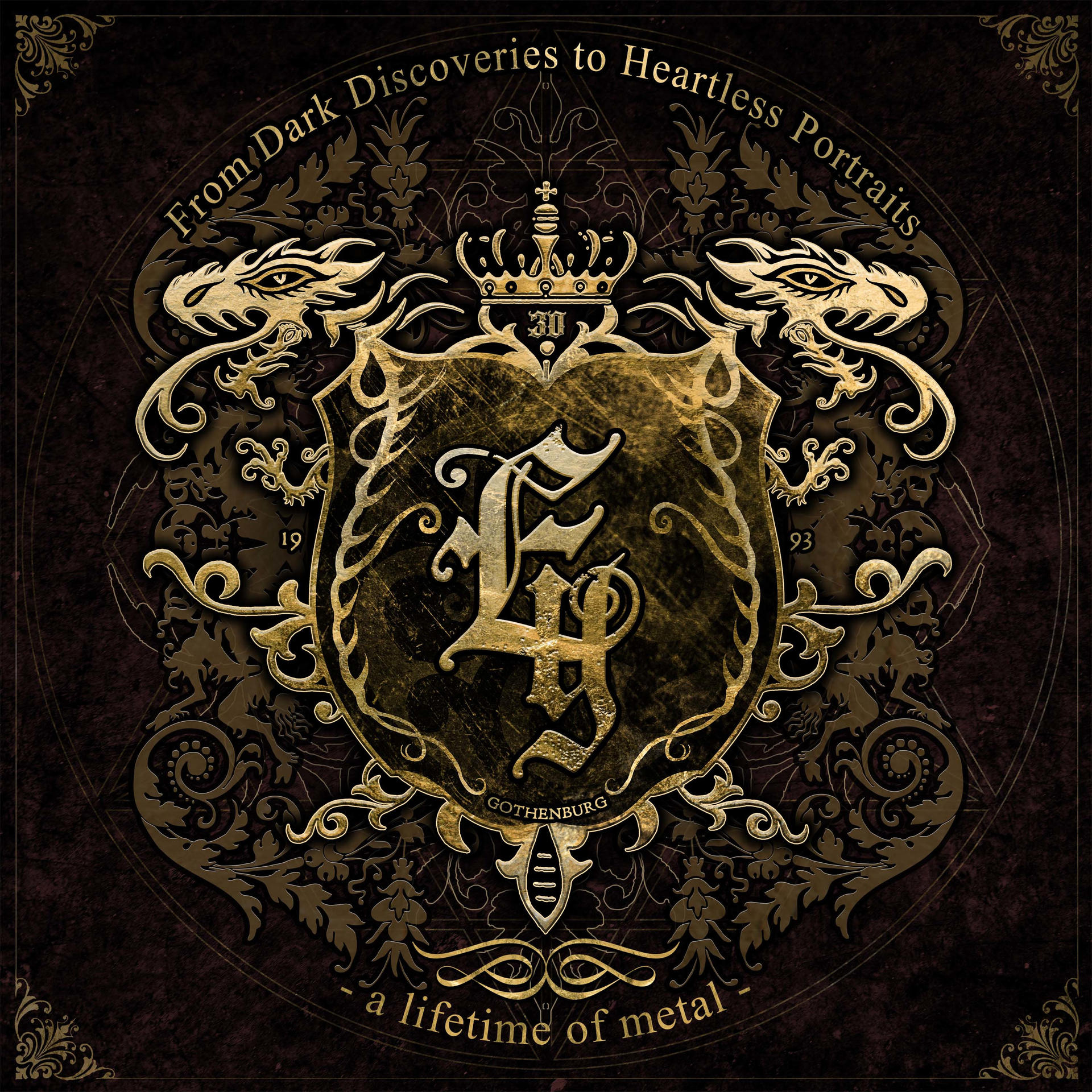 Albumcover mit goldenem Wappen und Verzierungen auf dunklem Hintergrund.