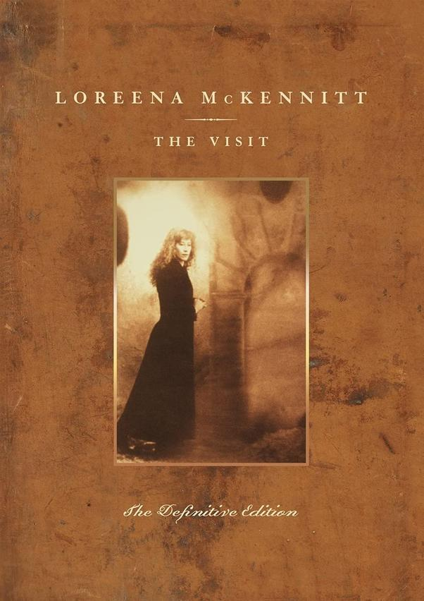 Könyvborító női portréval és a "The Visit" címmel, Loreena McKennittől.