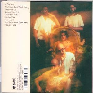 Albumcover mit Bandmitgliedern. Eine Gruppe von vier Personen ist im Bild mit weißem Hintergrund.