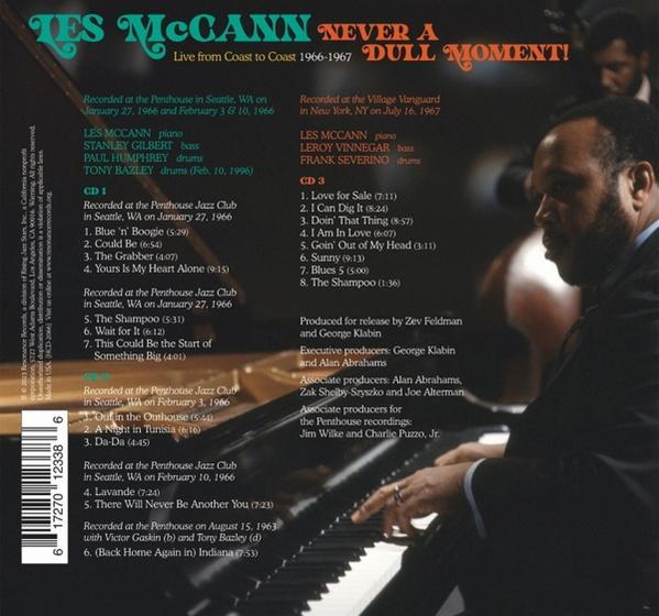 Albumcover mit Text und Bild eines Mannes am Klavier, mit Text daneben.