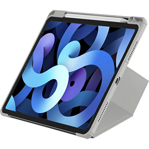 Gri kılıf içinde tablet ve bağlı kalem, beyaz bir yüzeyde duruyor.