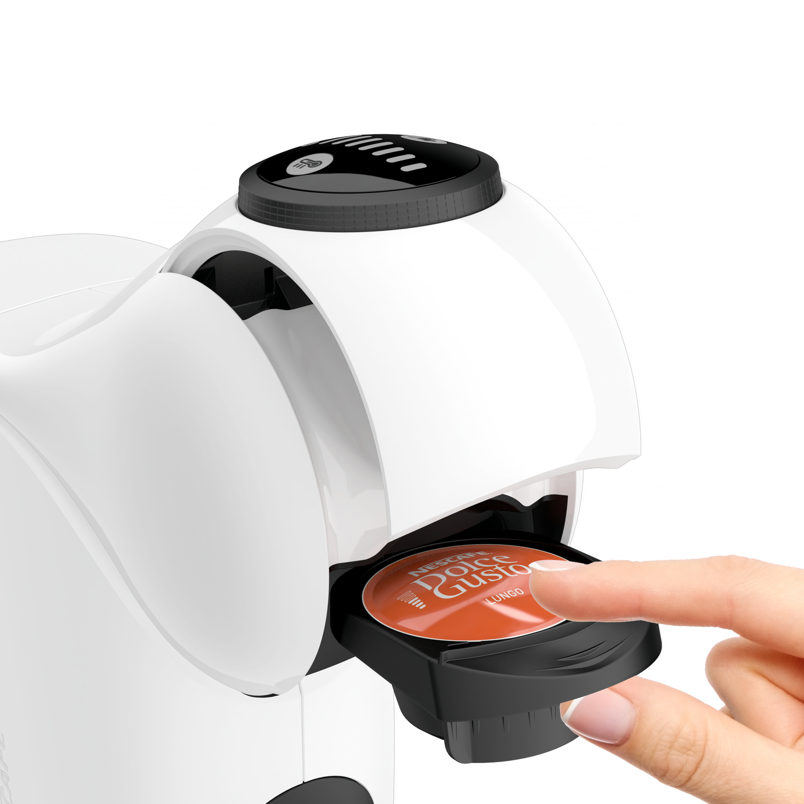 Mano insertando una cápsula de café en una máquina Dolce Gusto blanca y negra.