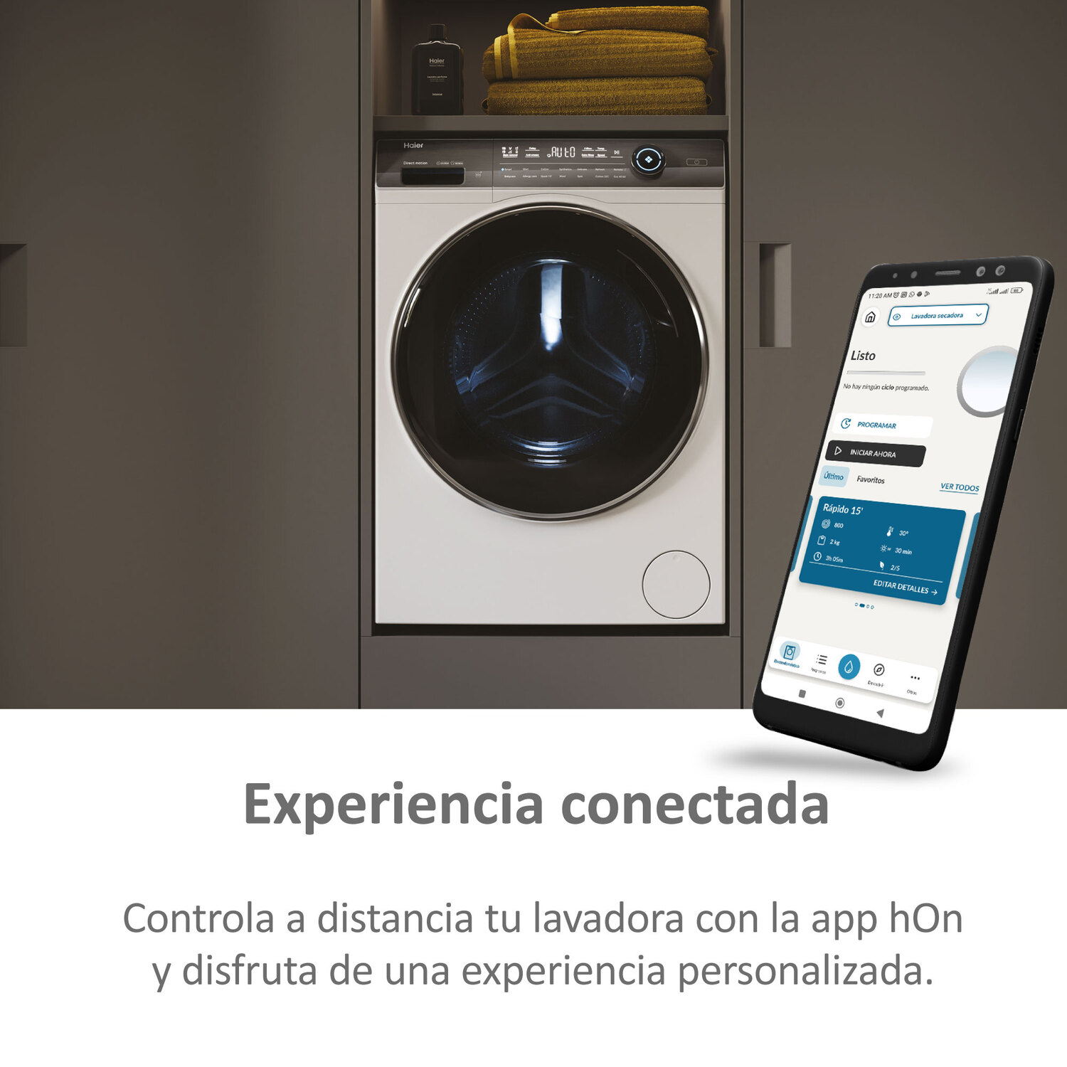 Una lavadora con un teléfono que muestra una aplicación para ella. Fondo gris.