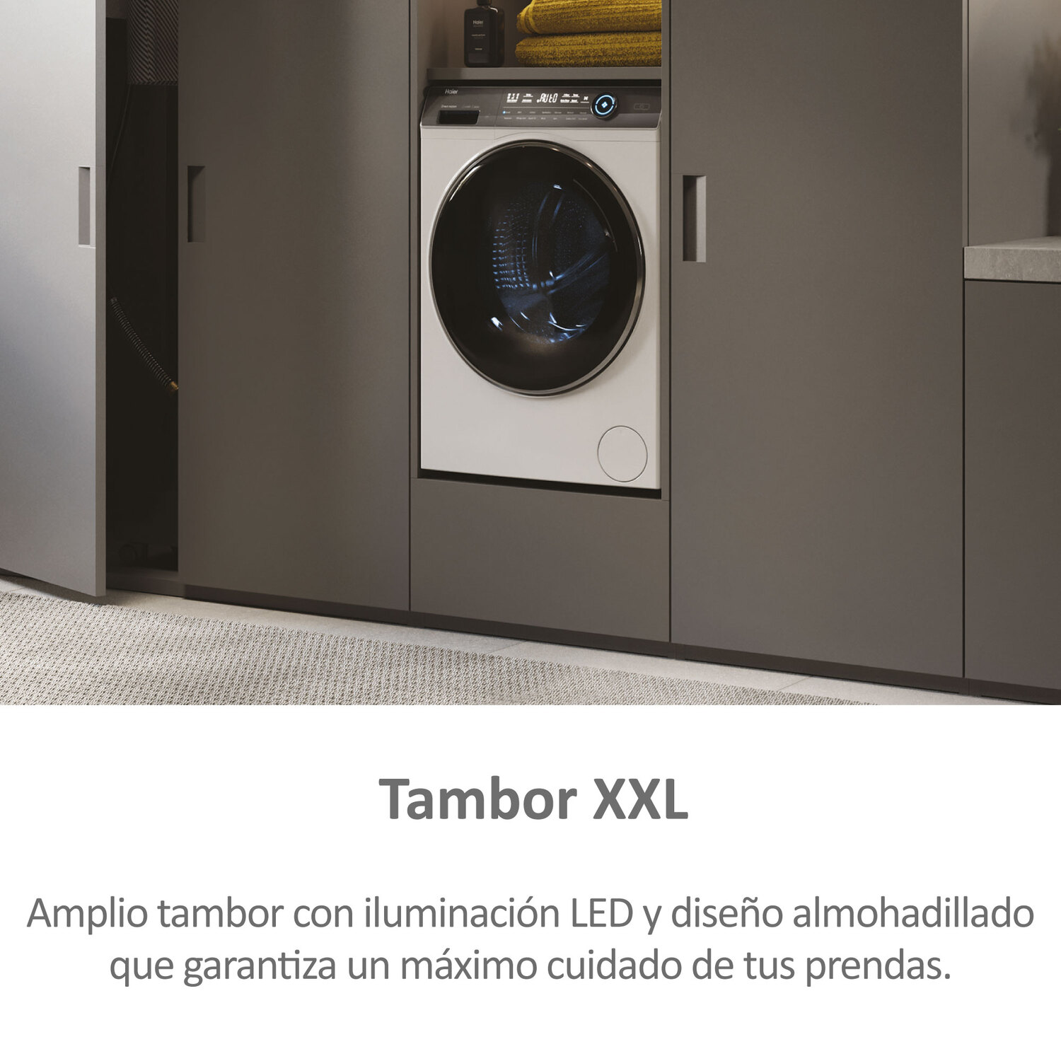 Lavadora integrada en un armario. Máquina blanca, puerta negra. Texto abajo.