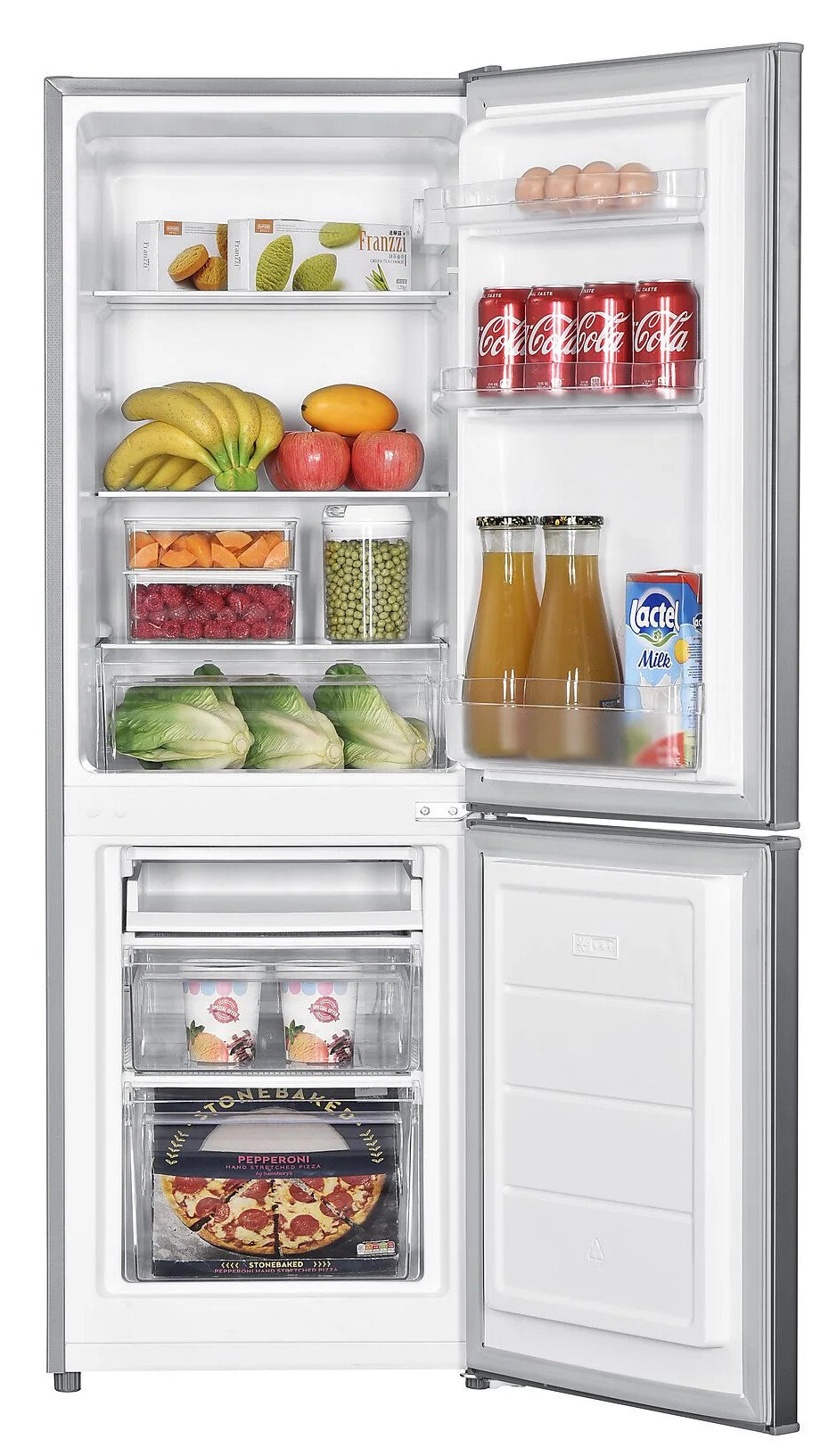 Lodówka z otwartymi drzwiami, wypełniona jedzeniem i napojami, w tym owocami, warzywami i napojami gazowanymi.