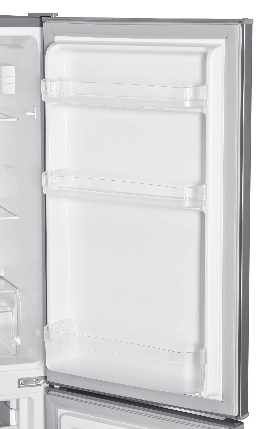 Otwarte drzwi lodówki z półkami. Wnętrze jest białe.