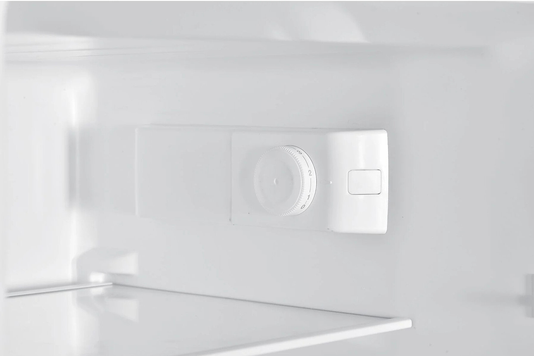 Wewnątrz lodówki. Biały panel sterowania z pokrętłem.
