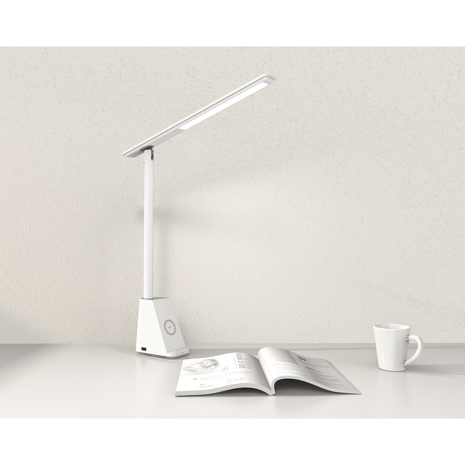 Lampada da scrivania bianca con libro, tazza e taccuino su una scrivania bianca.