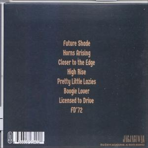 Die Rückseite einer CD-Hülle mit einer Liste von Songtiteln.