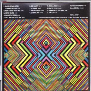 CD-Cover mit farbenfrohem geometrischem Design und Titellisten.