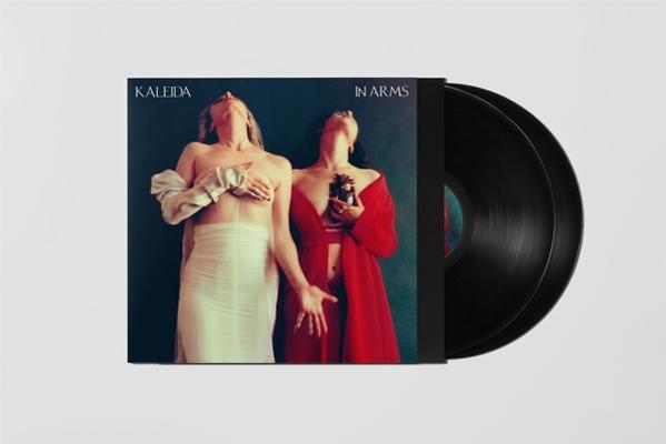 Albumcover: Zwei Frauen. Eine in Rot, eine in Weiß. Schwarze Schallplatten sichtbar.