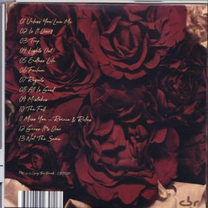Dunkelrote Rosen bedecken den Hintergrund. Links eine Liste mit 13 Titeln.