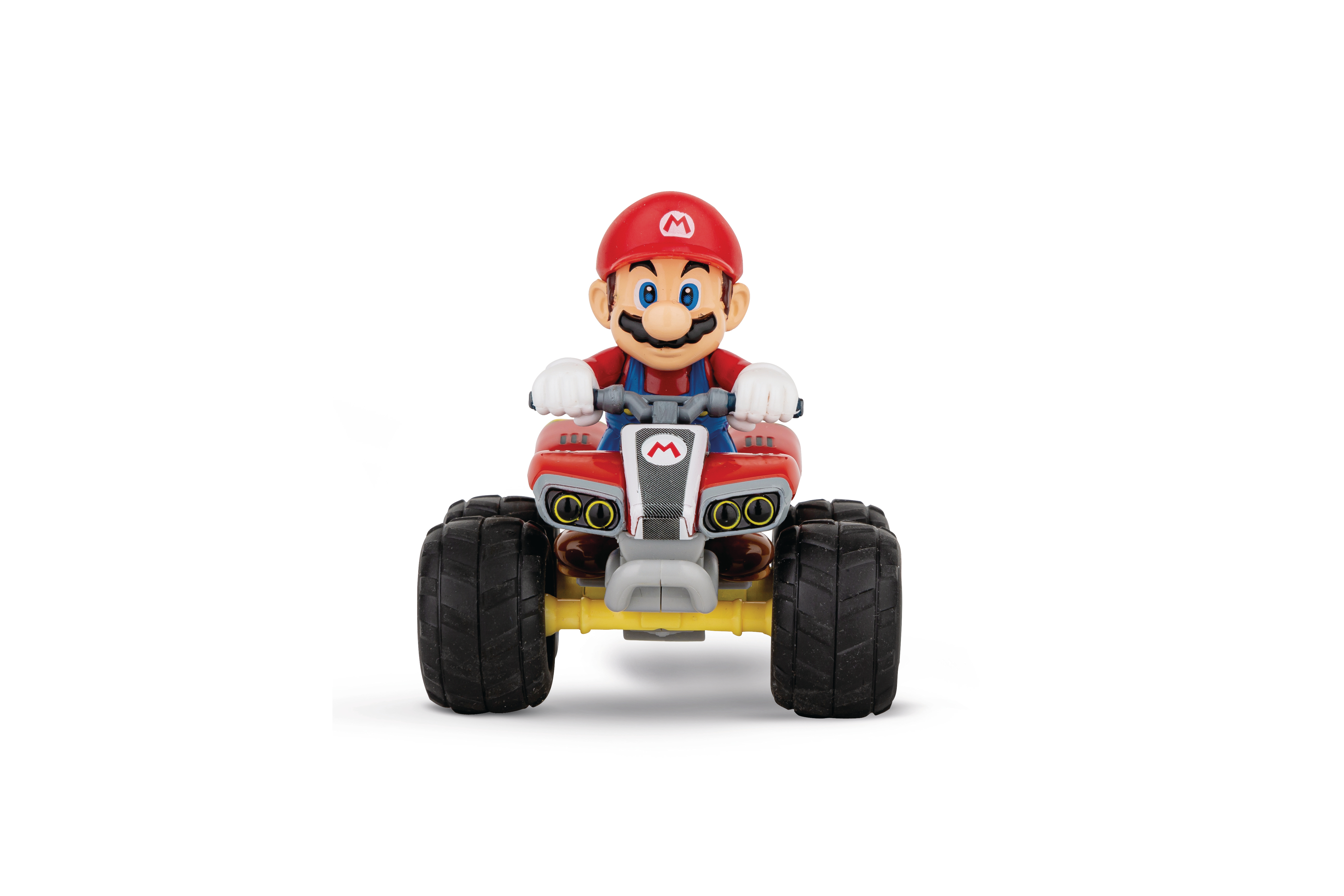Mario-Spielzeug fährt rotes ATV. Mario trägt rote Mütze und blaue Latzhose. Weißer Hintergrund.