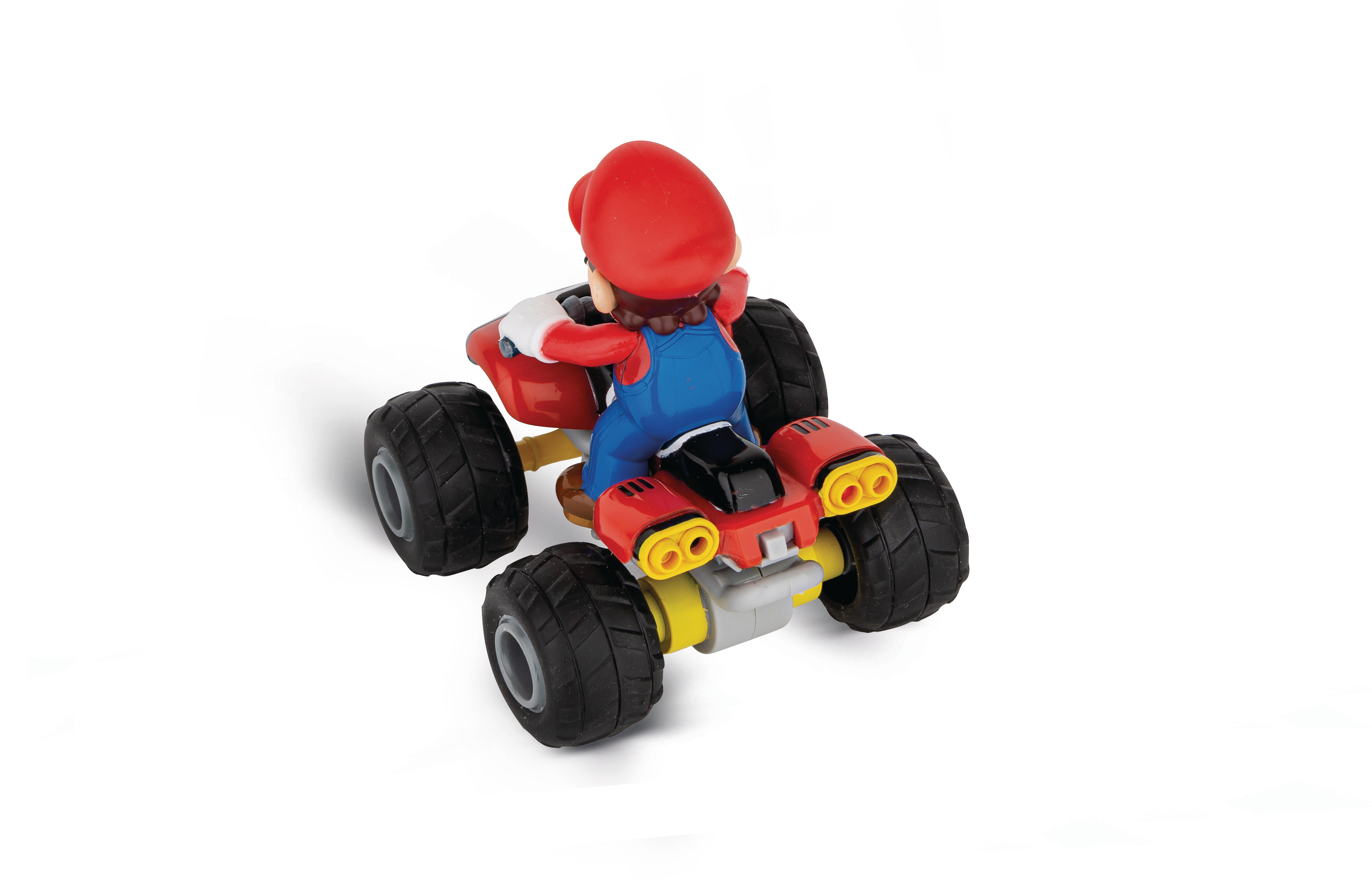 Ein Spielzeug von Mario auf einem roten und gelben ATV. Es blickt nach vorne auf weißem Grund.