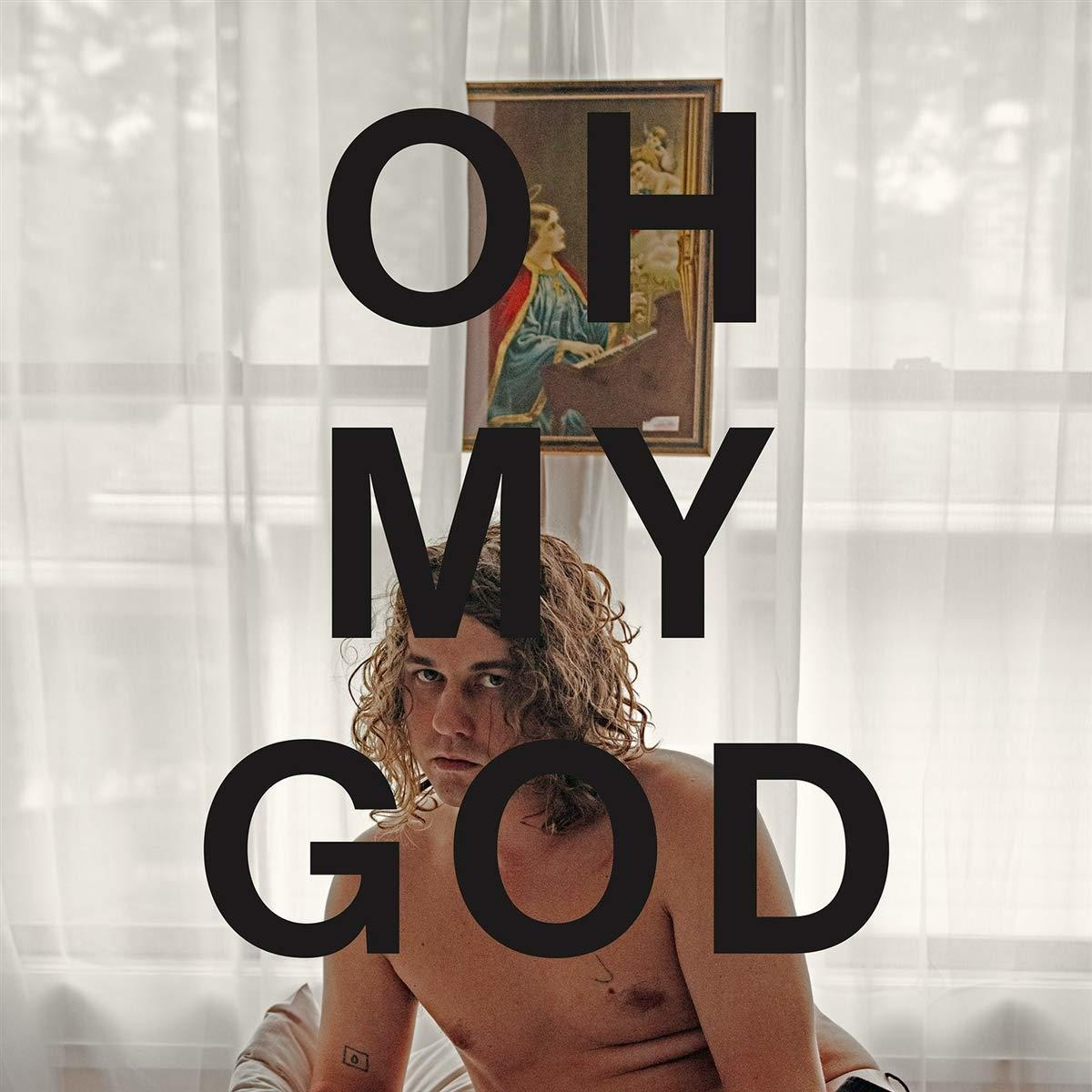 Ein Mann ohne Hemd mit dem Text 'OH MY GOD' über sich. Ein Gemälde im Hintergrund.