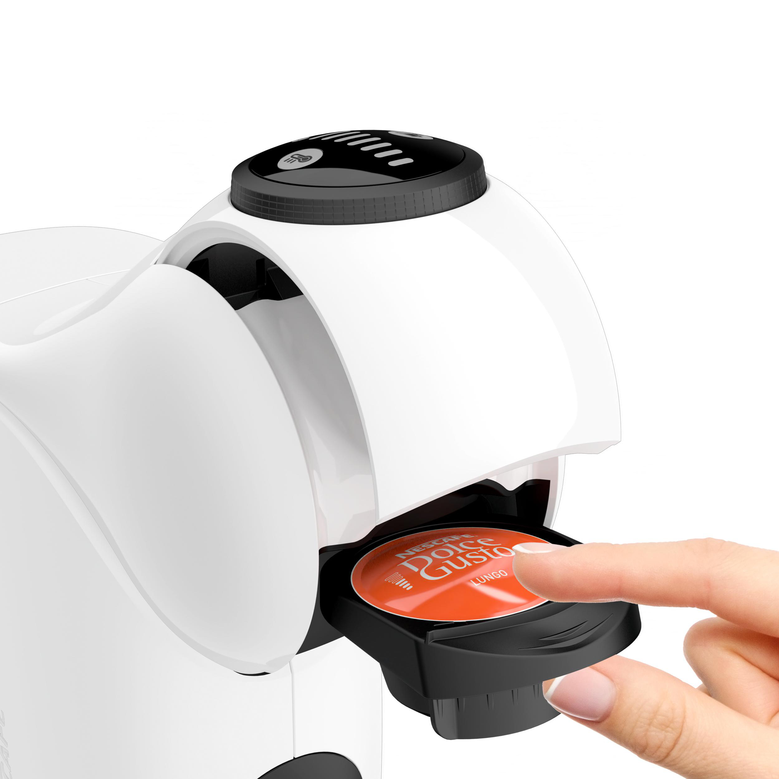 Weiße Dolce Gusto Kaffeemaschine, eine Hand legt eine Kapsel ein.