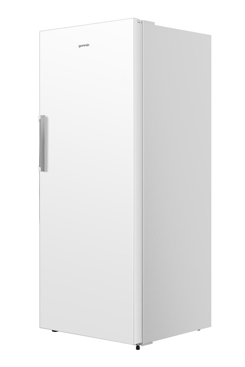 Weißer Kühlschrank, der auf weißem Hintergrund steht.