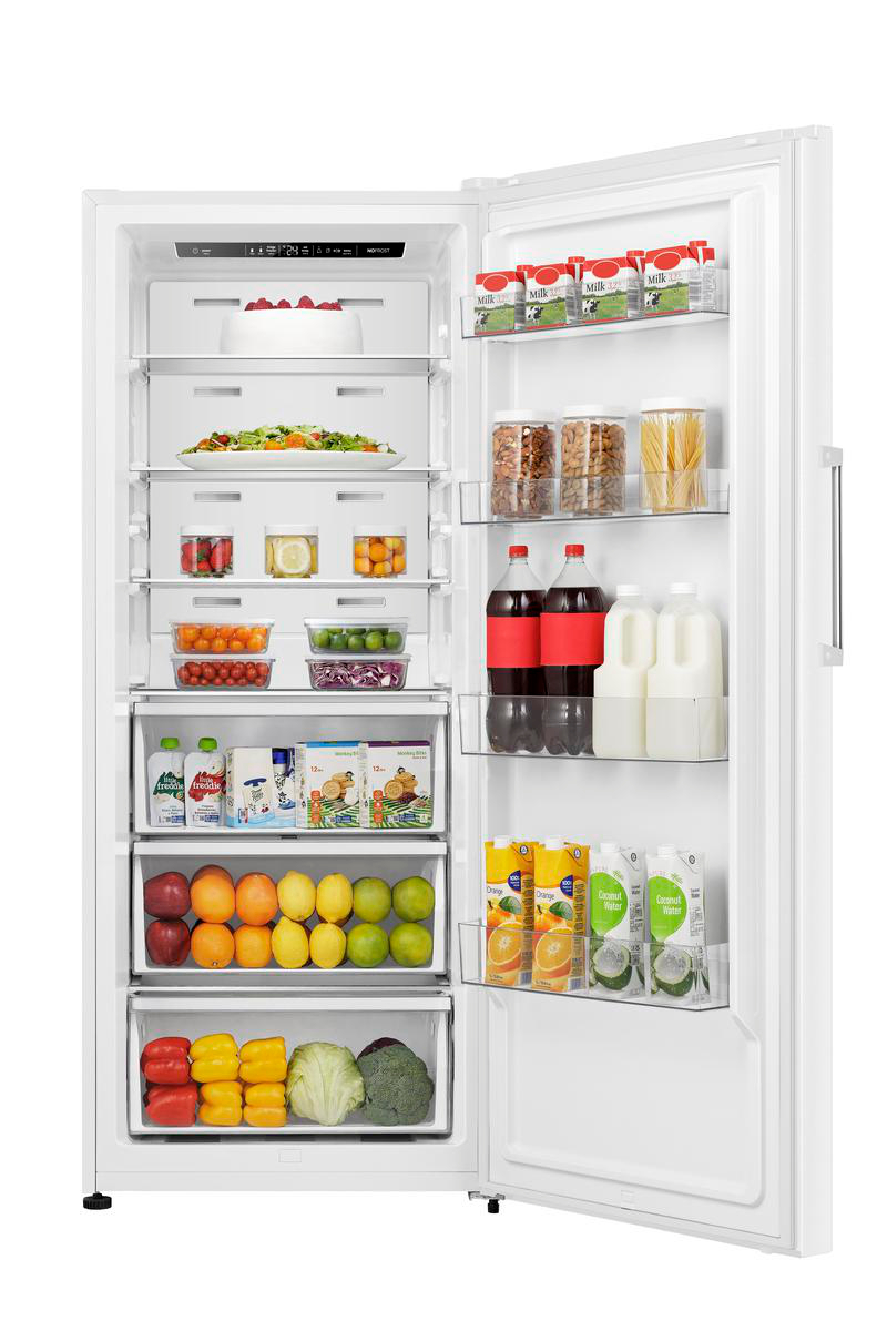 Ein weißer Kühlschrank mit offener Tür, gefüllt mit Lebensmitteln wie Obst, Getränken, Kuchen.