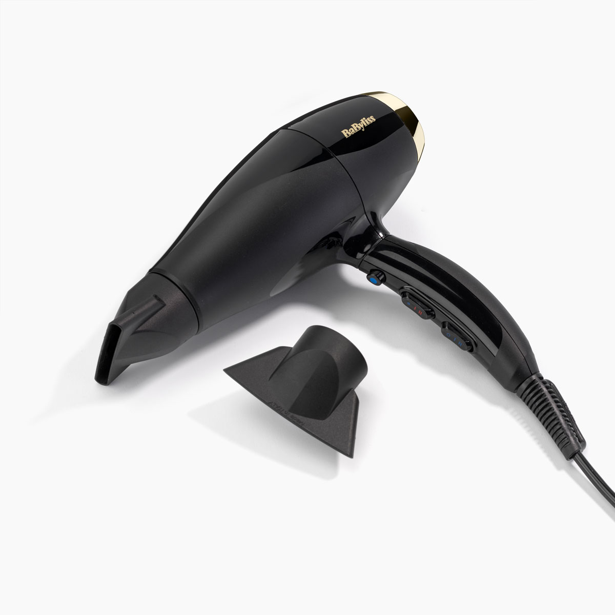 Asciugacapelli Babyliss nero con accessori per ugelli, su sfondo bianco.