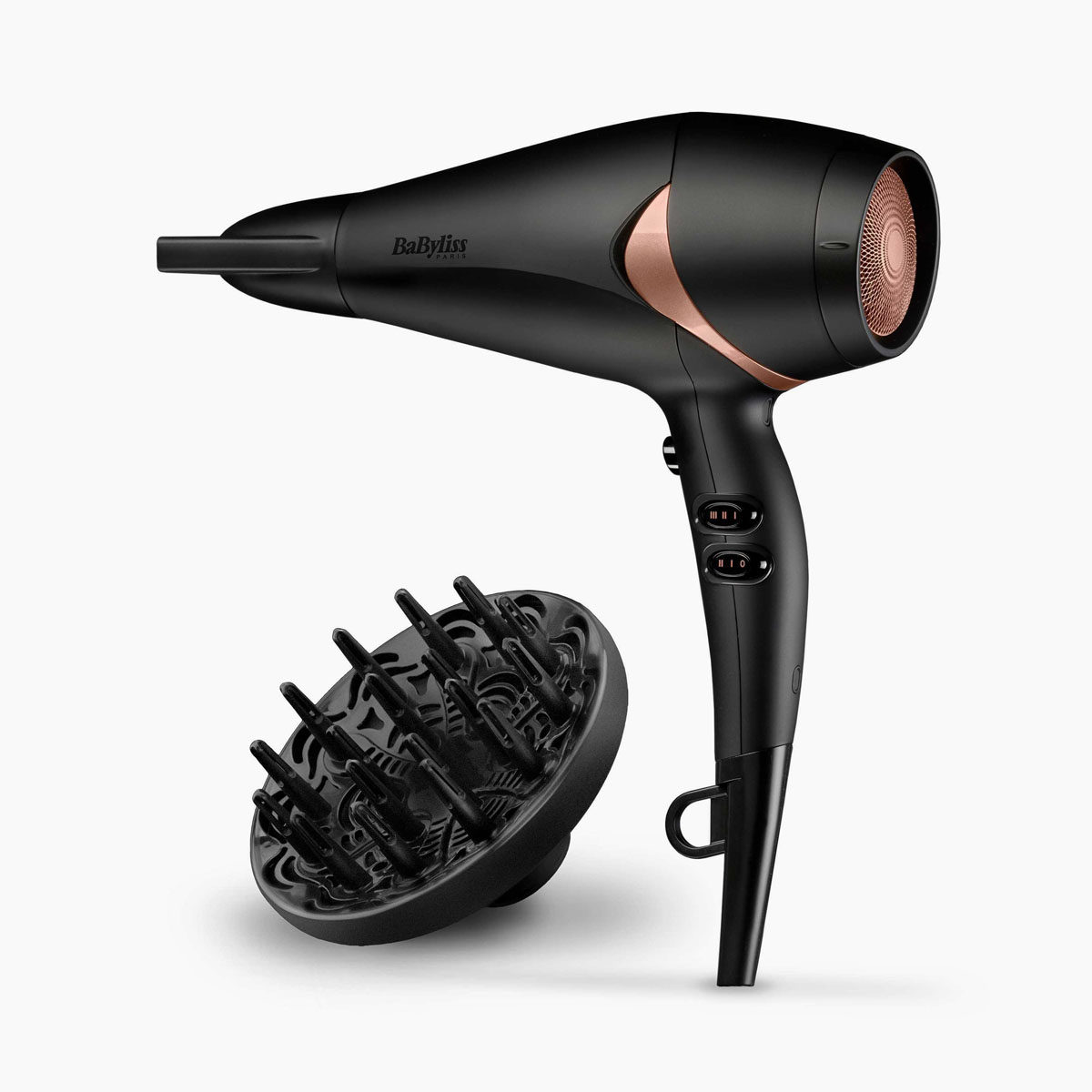 Sèche-cheveux noir et diffuseur sur fond blanc.