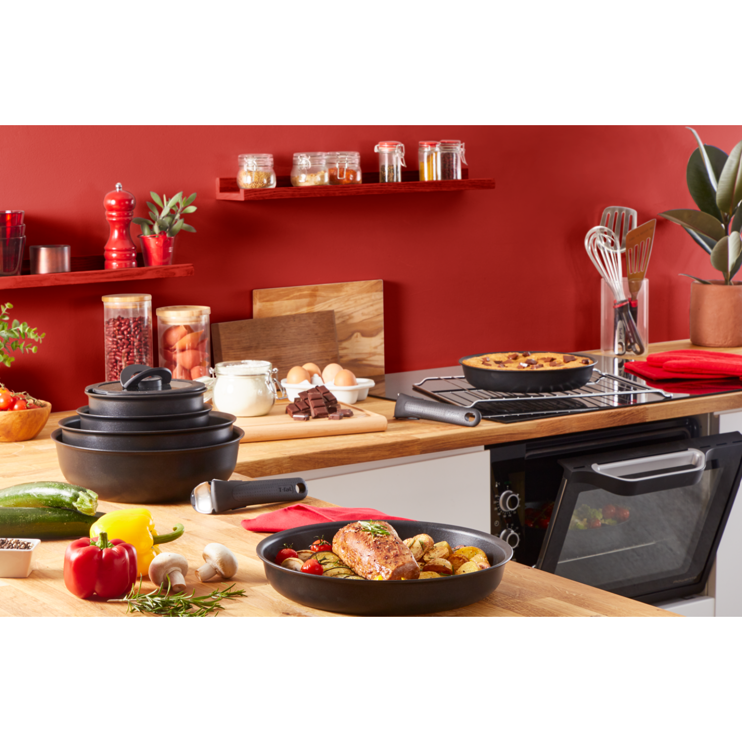 Cuisine avec de la nourriture sur la table, cuisinière et four.
