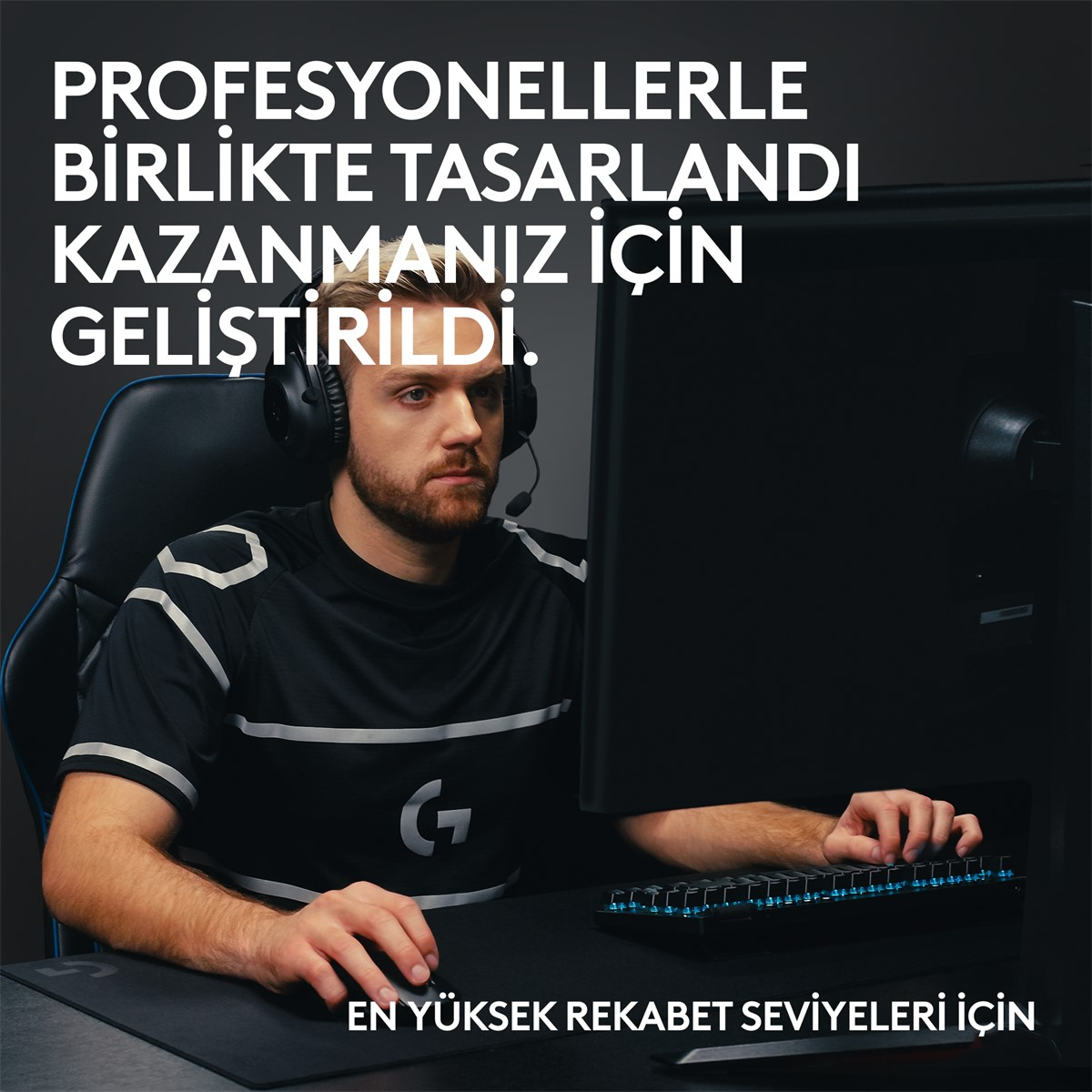 Bilgisayar ekranı önünde kulaklık takan oyuncu, Türkçe metin yerleşimi ile.