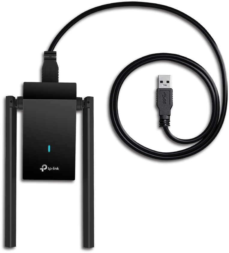 Ein schwarzer USB-WLAN-Adapter mit Antennen und einem angeschlossenen USB-Kabel, auf Weiß.