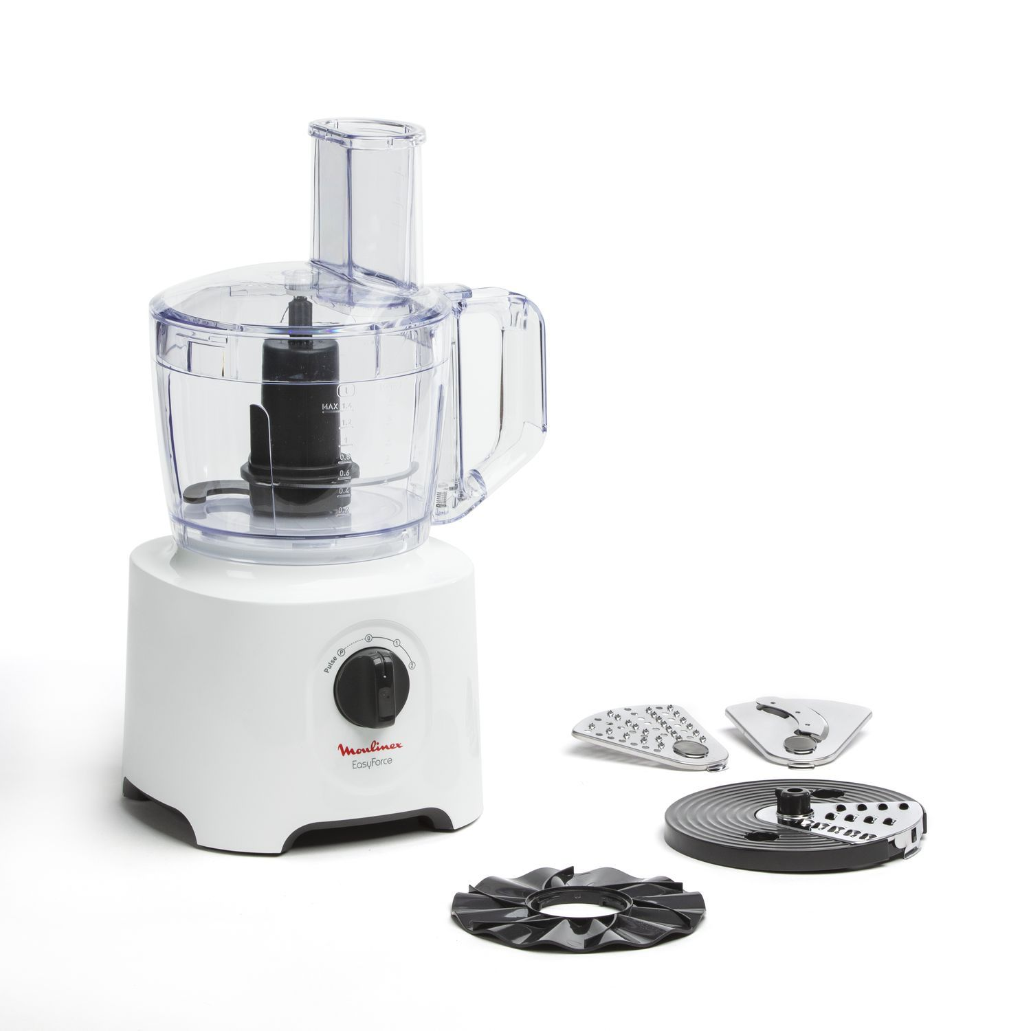 Robot culinaire Moulinex Easy Force blanc. Inclut lames et accessoires. Fond blanc.