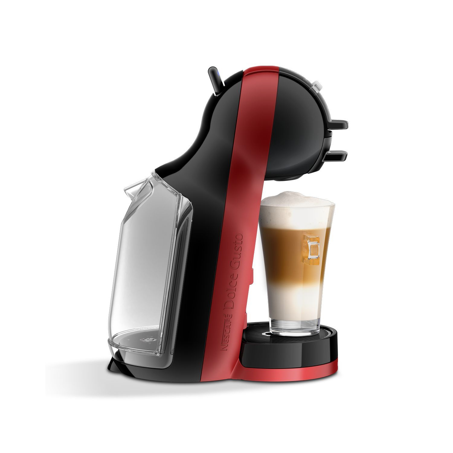 Zwarte en rode Nescafé Dolce Gusto koffiemachine met een glas gelaagde koffie. Witte achtergrond.