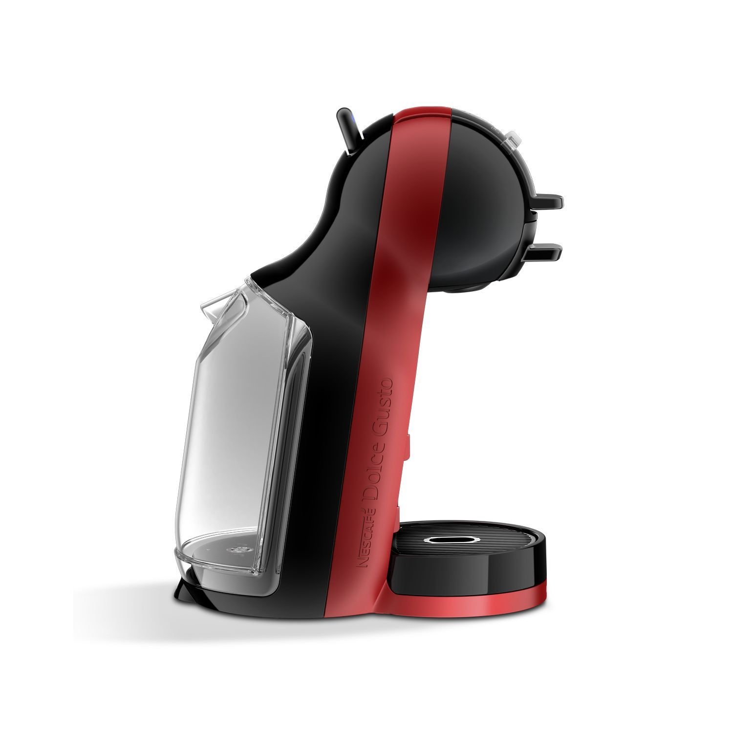 Een rood-zwarte Nescafé Dolce Gusto koffiemachine, zijaanzicht, op witte achtergrond.