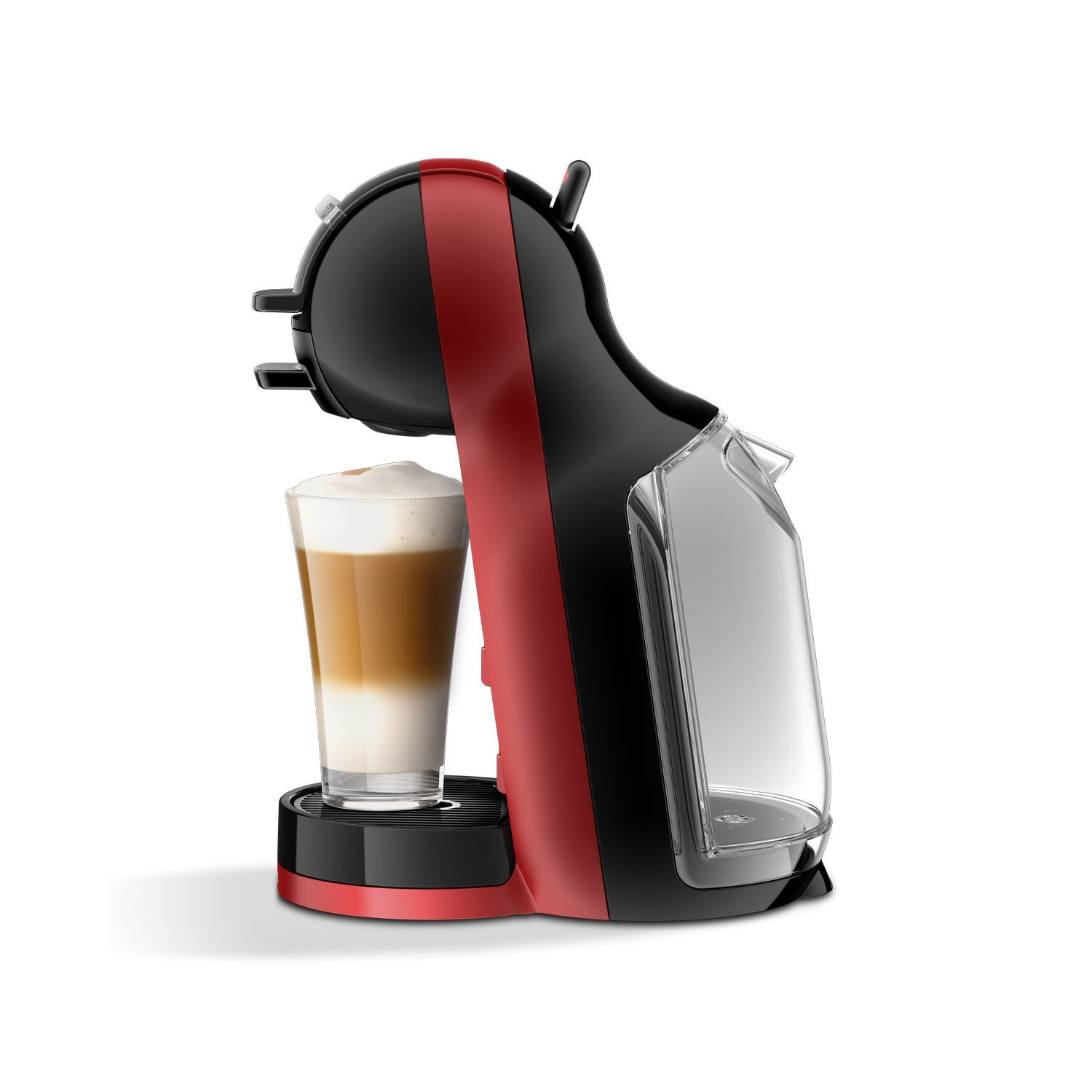 Een rood-zwarte koffiemachine met een glas latte, geïsoleerd op wit.