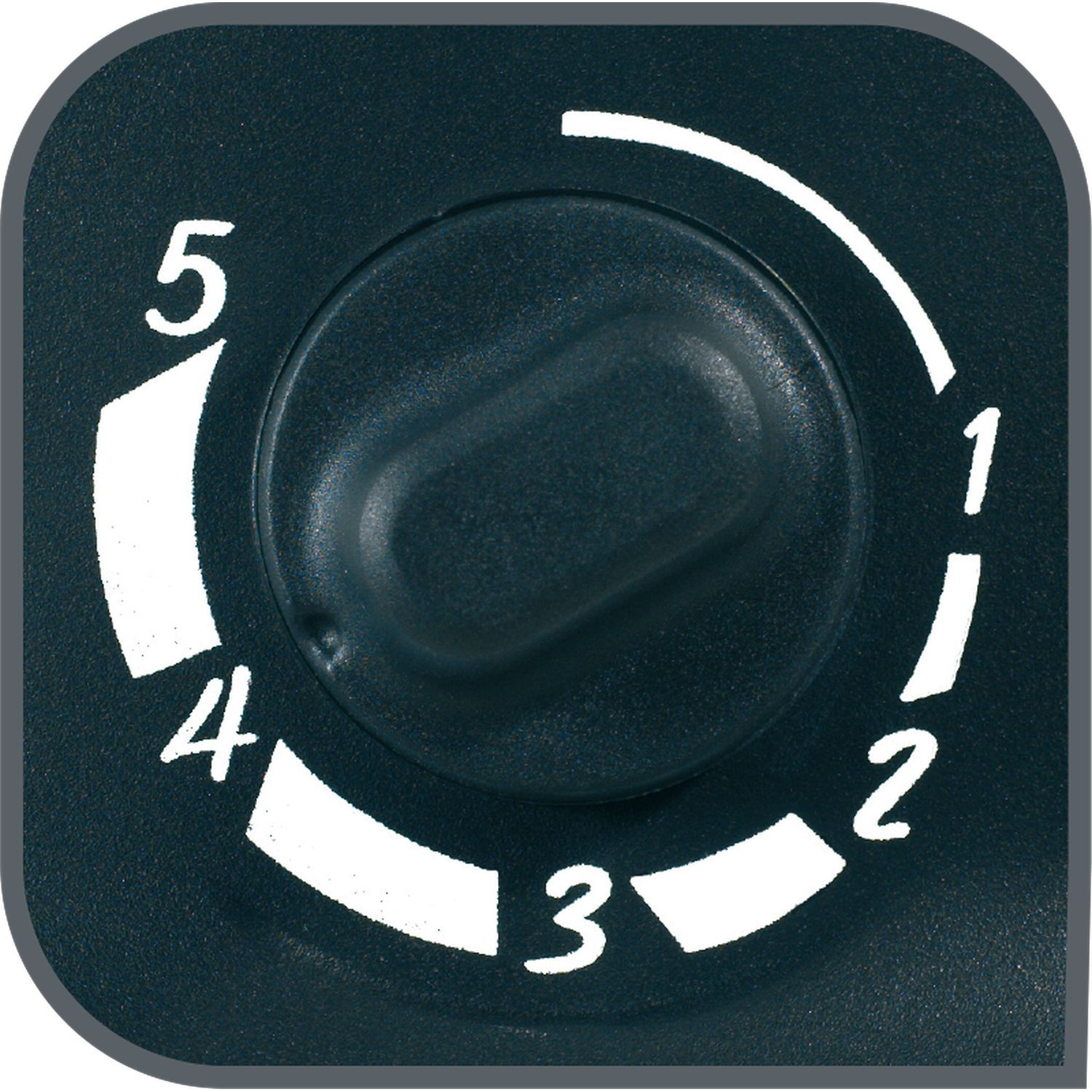 Un cadran avec les chiffres 1-5. Un bouton au centre. Le cadran est gris foncé.