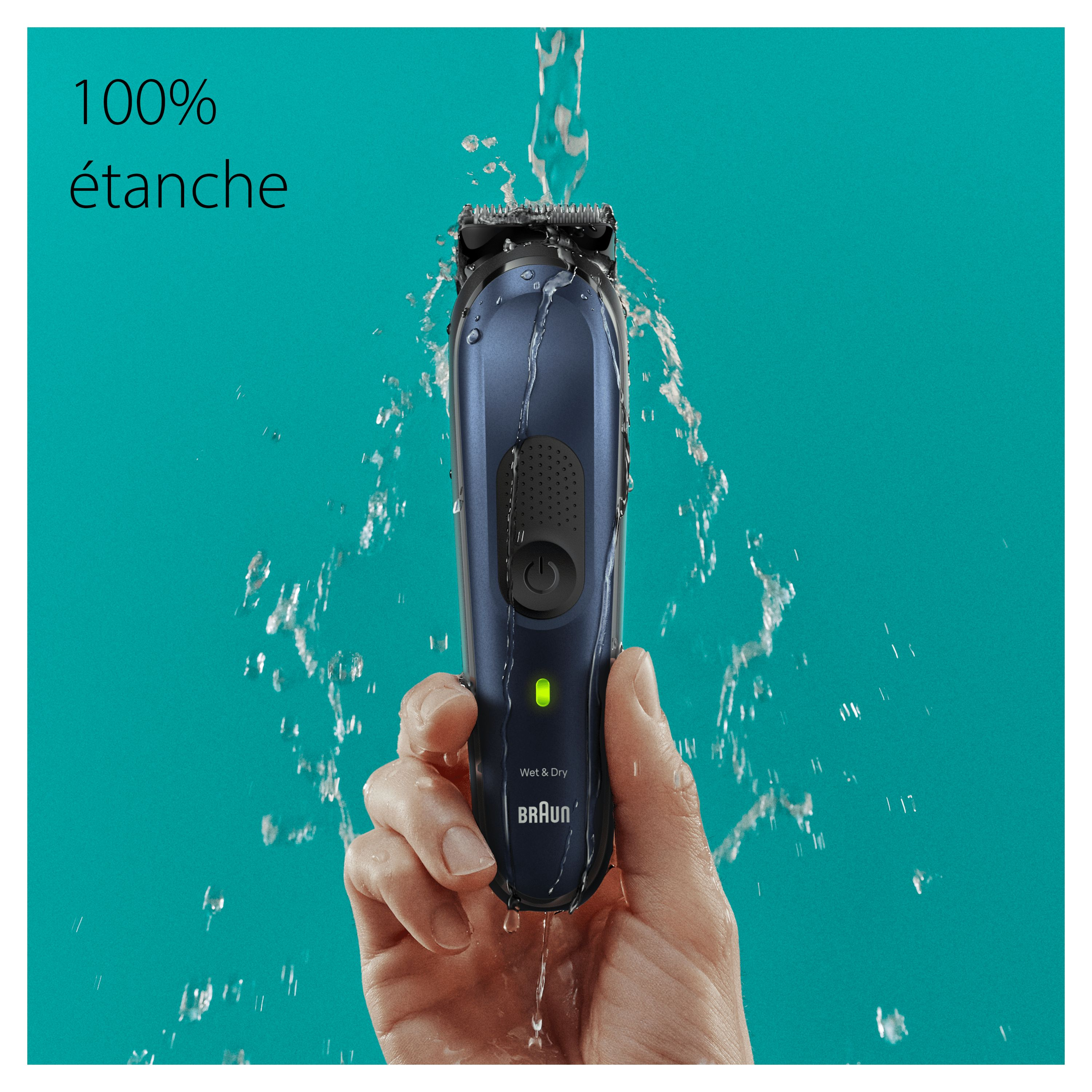 Un rasoir électrique bleu et noir dans une main, sous l'eau courante, avec le texte '100% étanche'.