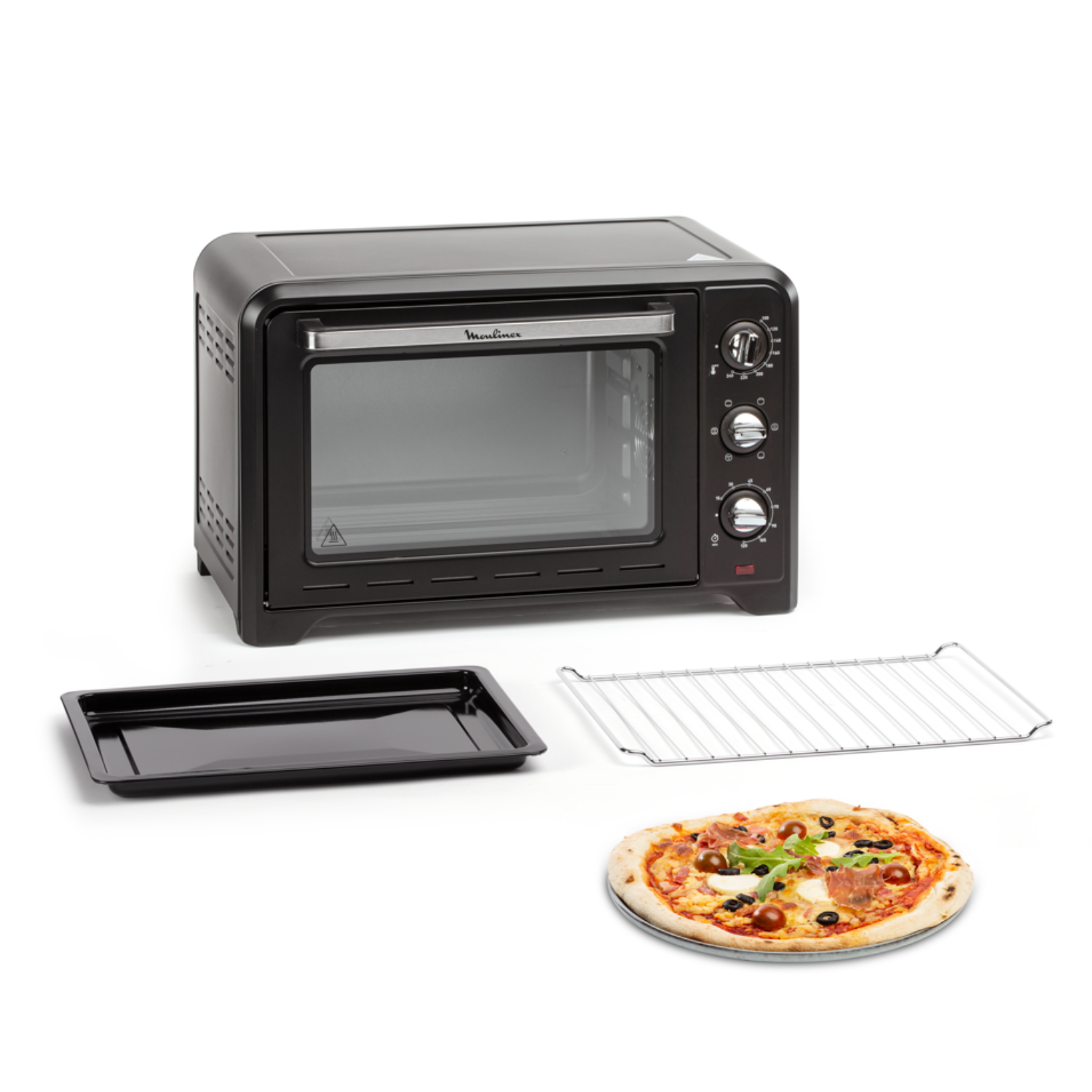 Een zwarte oven met een pizza, een bakplaat en een rek ervoor.
