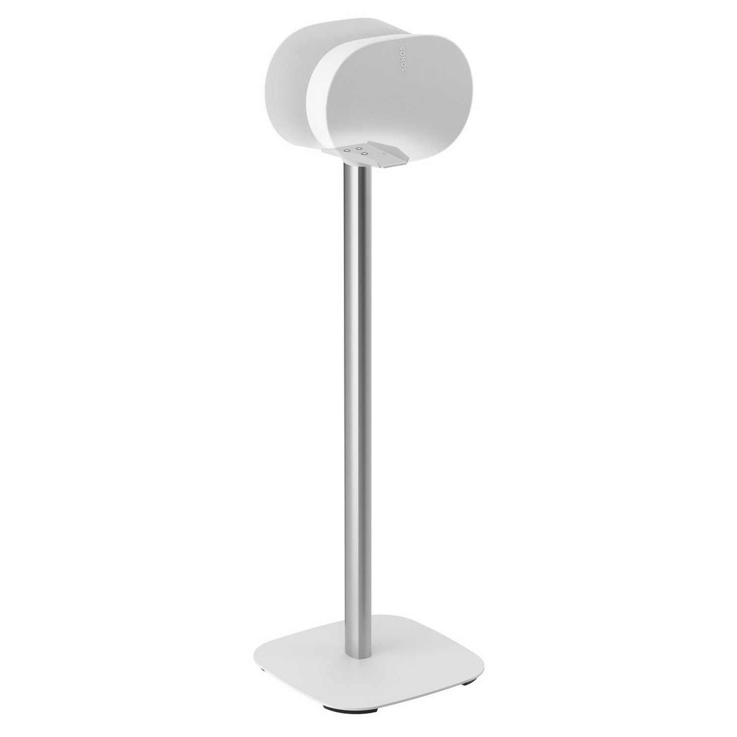 Witte Sonos-luidspreker op een witte standaard met een zilveren paal en vierkante basis, geïsoleerd op een witte achtergrond.