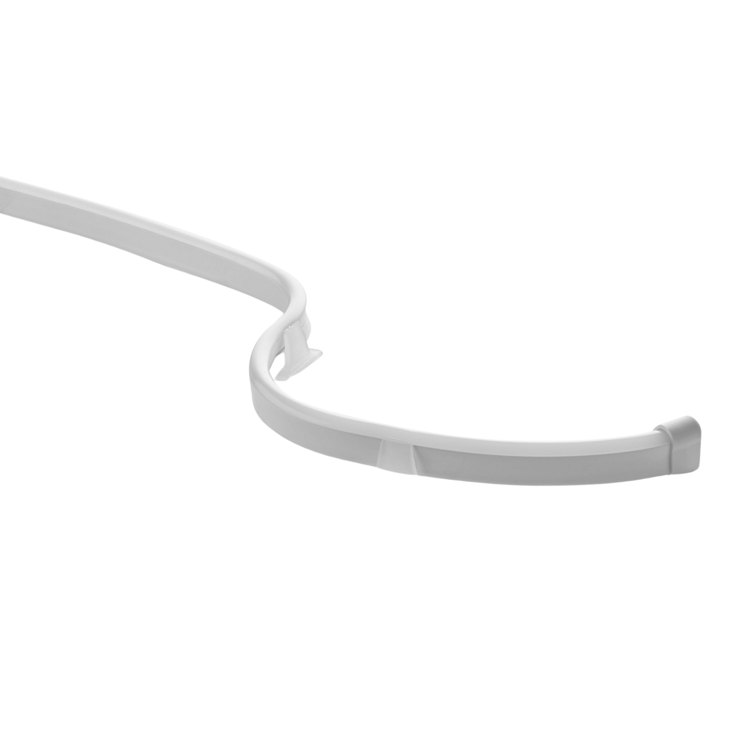 Witte LED-strip. De strip is licht gebogen. Zwarte achtergrond.