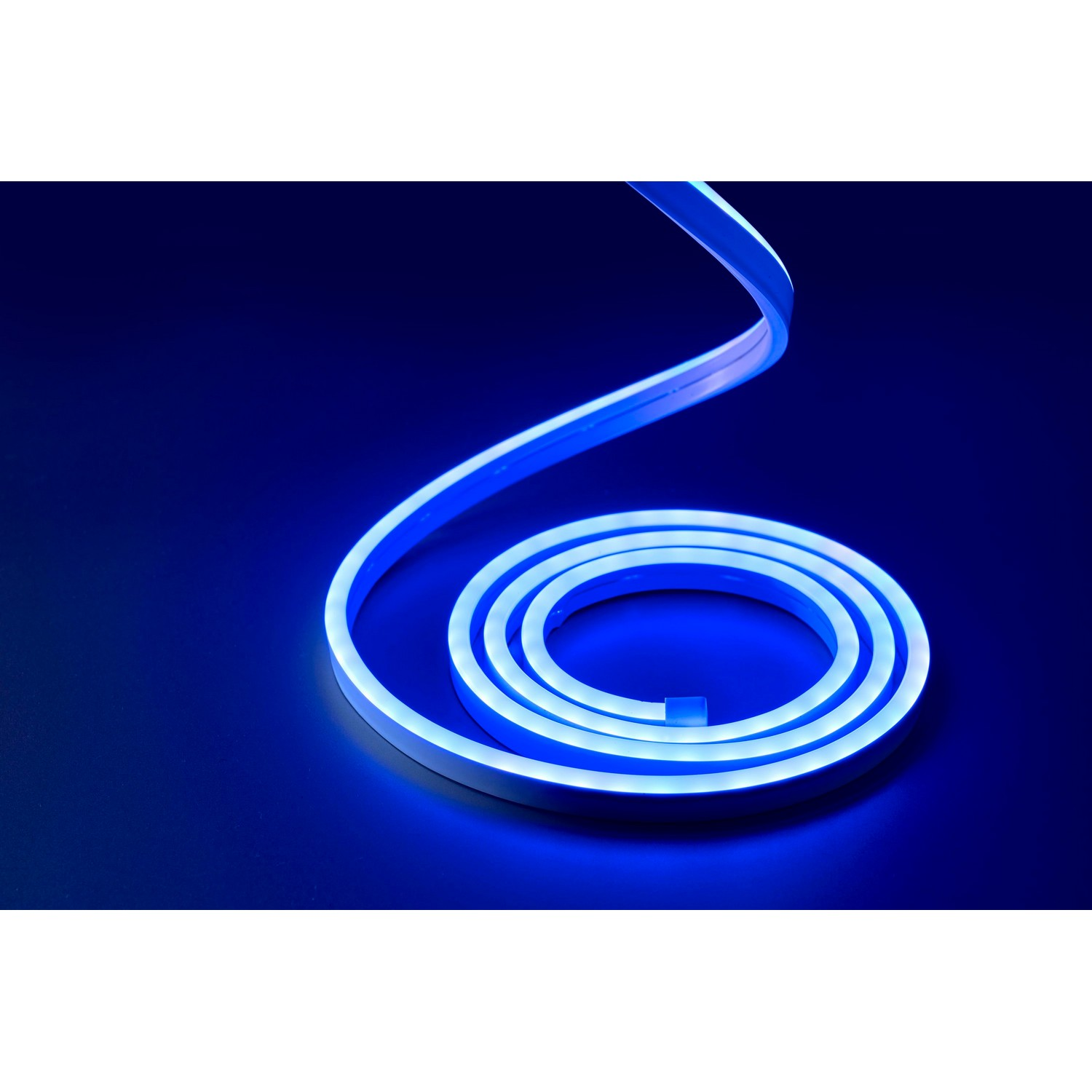 Blauw neonlicht in een spiraalvorm op een donkerblauwe ondergrond.