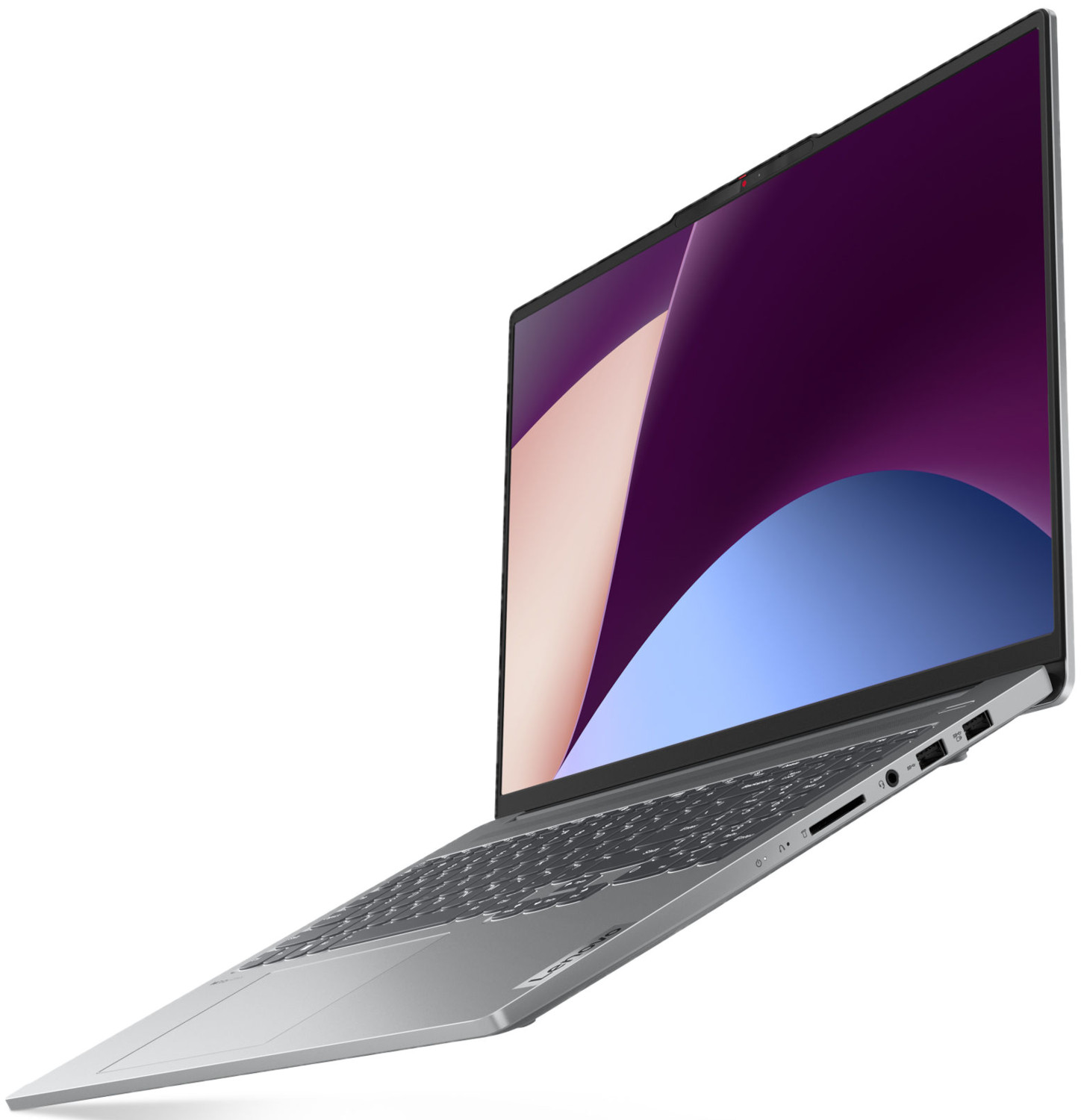 Een zilveren laptop met een zwart toetsenbord, omhoog gekanteld tegen een witte achtergrond.