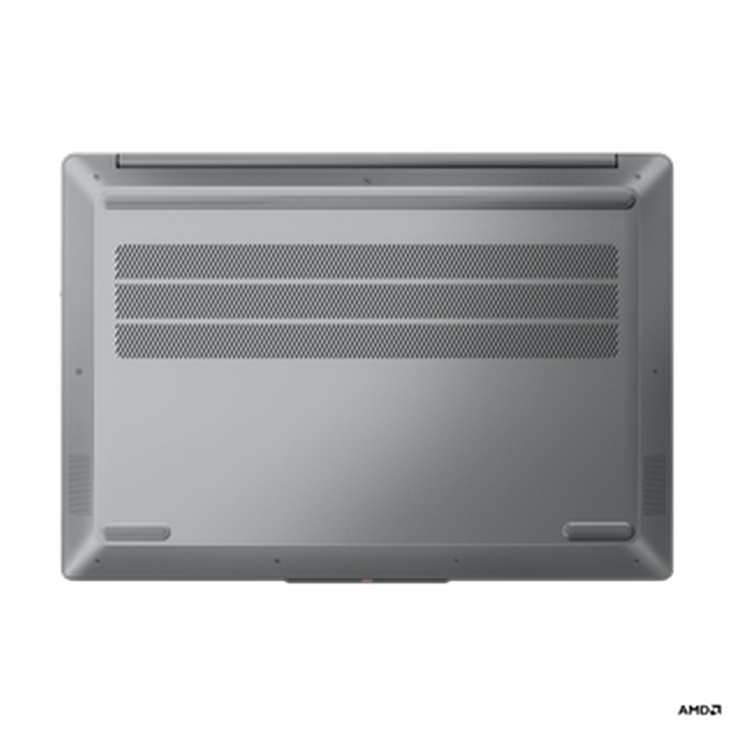 Onderkant van een grijze laptop. Het heeft ventilatieopeningen en een AMD-logo. De laptop staat op een witte achtergrond.