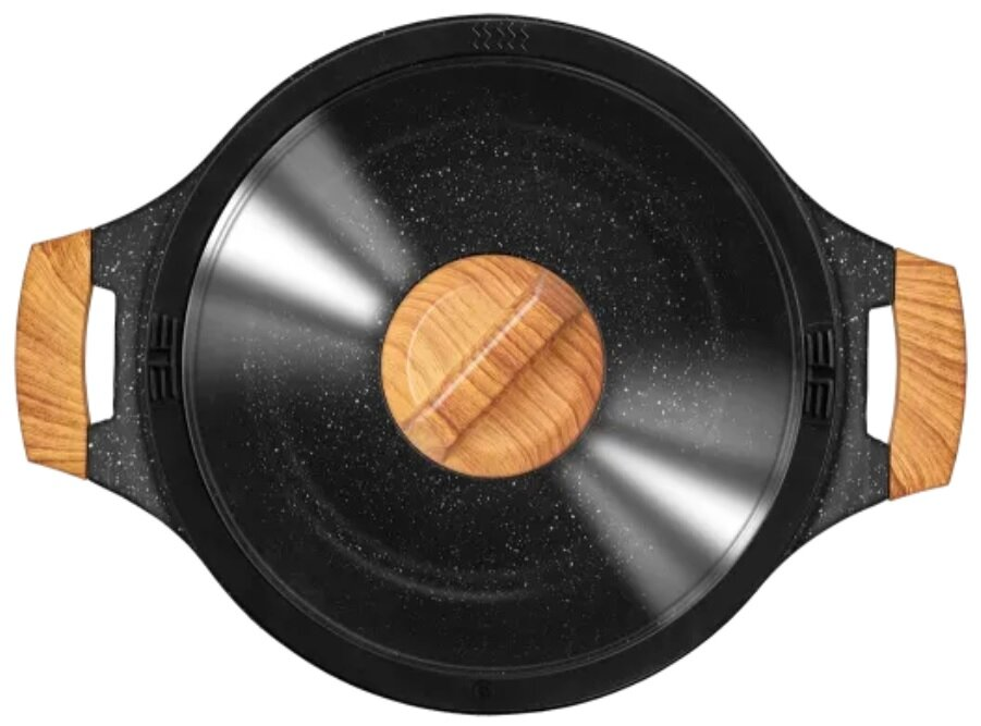 Widok z góry na czarny garnek z drewnianą pokrywką. Uchwyty garnka również są drewniane.
