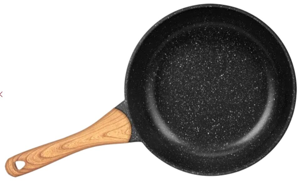 Czarna patelnia z drewnianym uchwytem na białym tle.