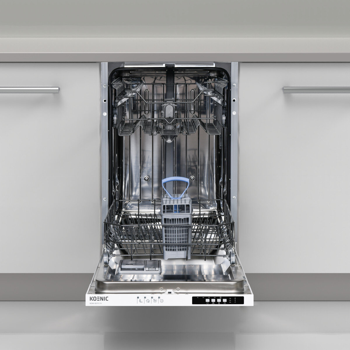 Otwarta zmywarka z koszami i niebieskim koszykiem na sztućce, na białym tle.