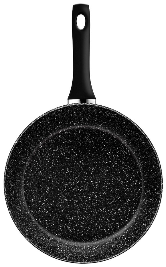 Czarna patelnia nieprzywierająca na białym tle.