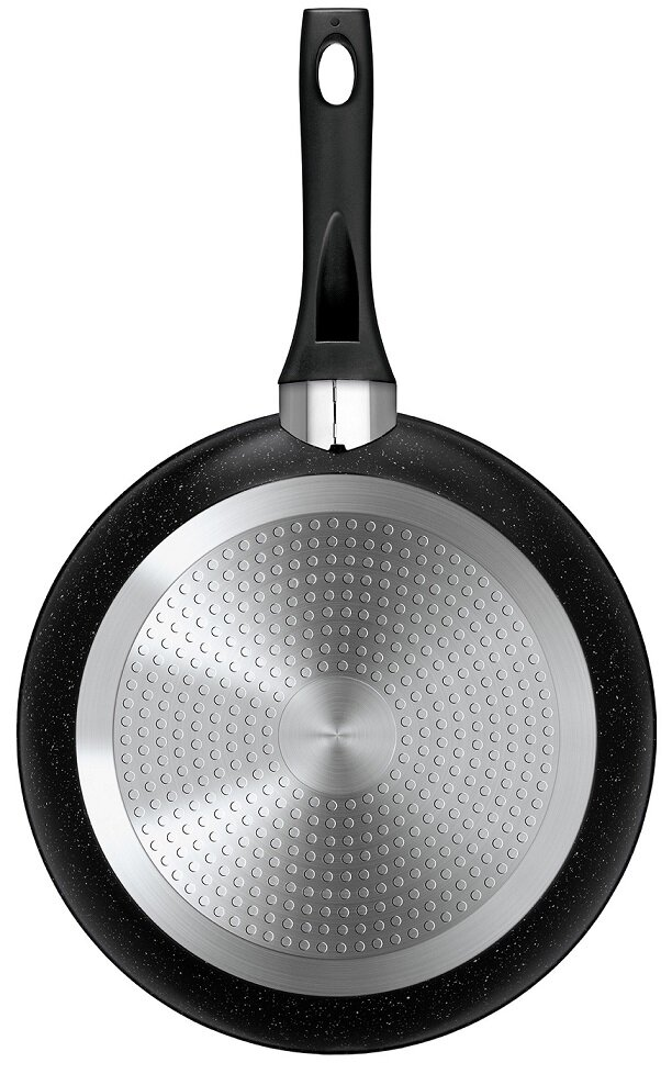 Spód patelni nieprzywierającej z czarnym, nakrapianym zewnętrzem i srebrną podstawą.