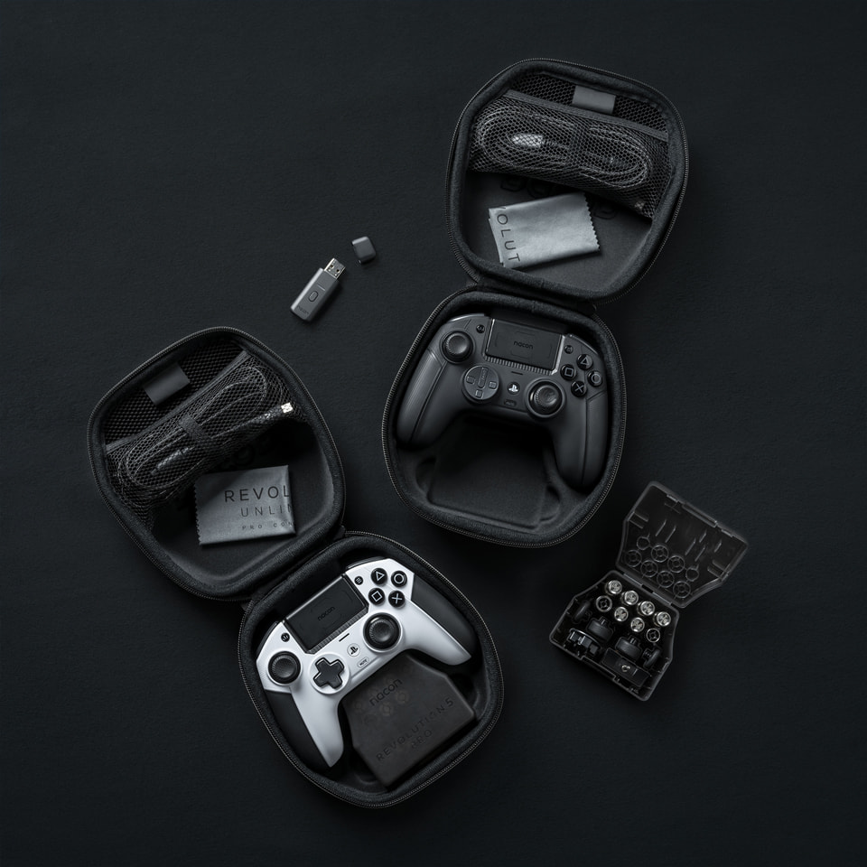 Accesorios de juego en estuches: mandos, cables, juego de destornilladores.