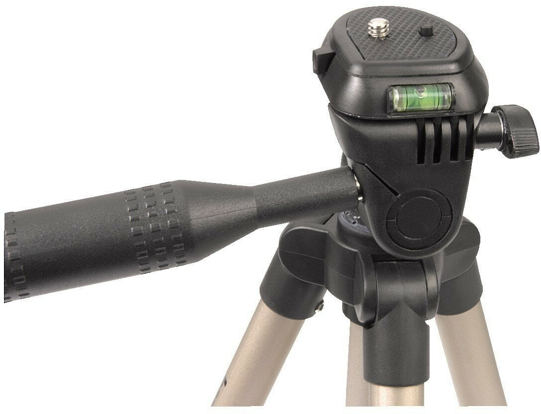 Czarna i srebrna głowica statywu, z uchwytem i poziomnicą. Nogi są rozłożone. Izolowane na białym tle.