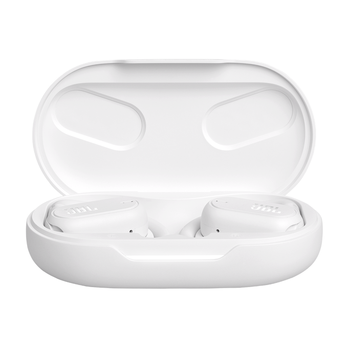 Auriculares JBL blancos en un estuche de carga blanco, abiertos. La funda es ovalada, sobre fondo negro. Auriculares son visibles.