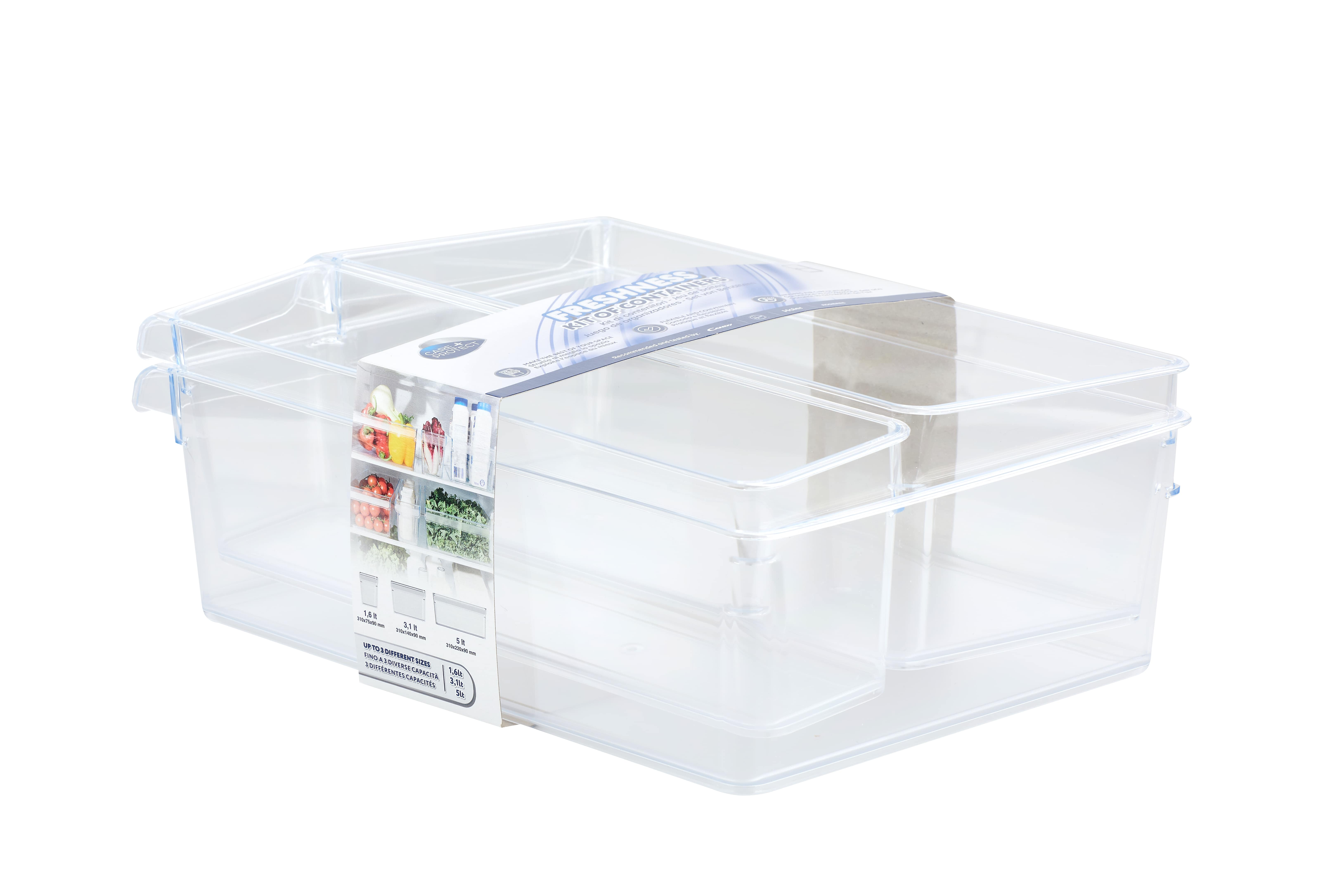 Contenedores de plástico transparente para alimentos, apilados y parcialmente llenos de comida.