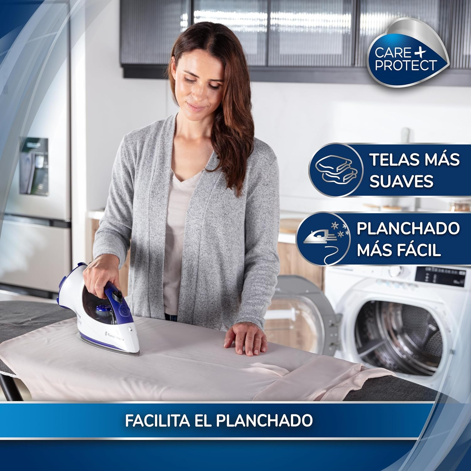 Una mujer planchando con una plancha blanca y azul. Texto promocional con imágenes a la derecha.
